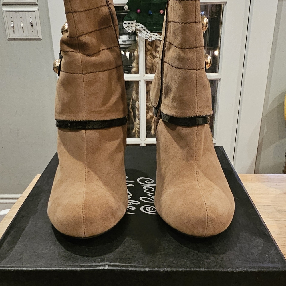 NIB Naughty Monkey Belly Up Tan Ankle Boots w/ Brown Strap & Gold Accents Size 9 - Picture 2 of 10
